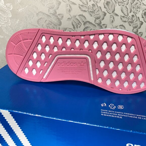 Size 6.5 Hello Kitty Adidas Originals NMD R1 White Pink IE8289 - Picture 15 of 16